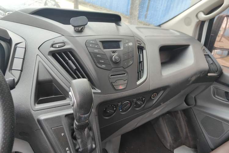 Used Ford Transit 2020 2.0T Gasoline Automatic Multi-Function Commercial Vehicle Mid-axle Low-roof Design with Dual Rear Doors Meeting China VI Emission Standards