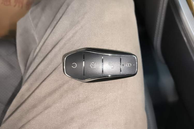 Used BYD Song L DM-i 2025 Intelligent Driving Version 112 km Beyond-Range Type Vehicle Key