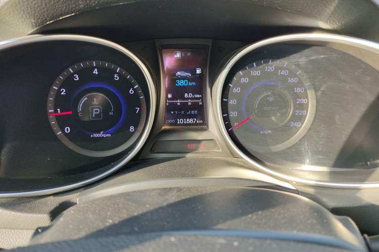 Used Hyundai Santa Fe 2015 2.4L Automatic Two-Wheel Drive Smart Version 5 Seats