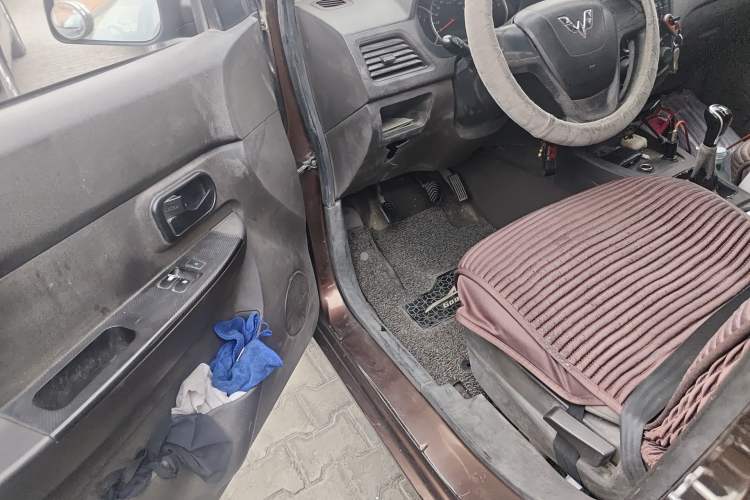 Used Wuling Hongguang 2015 1.2L S Base Model China V Standard Driver Seat