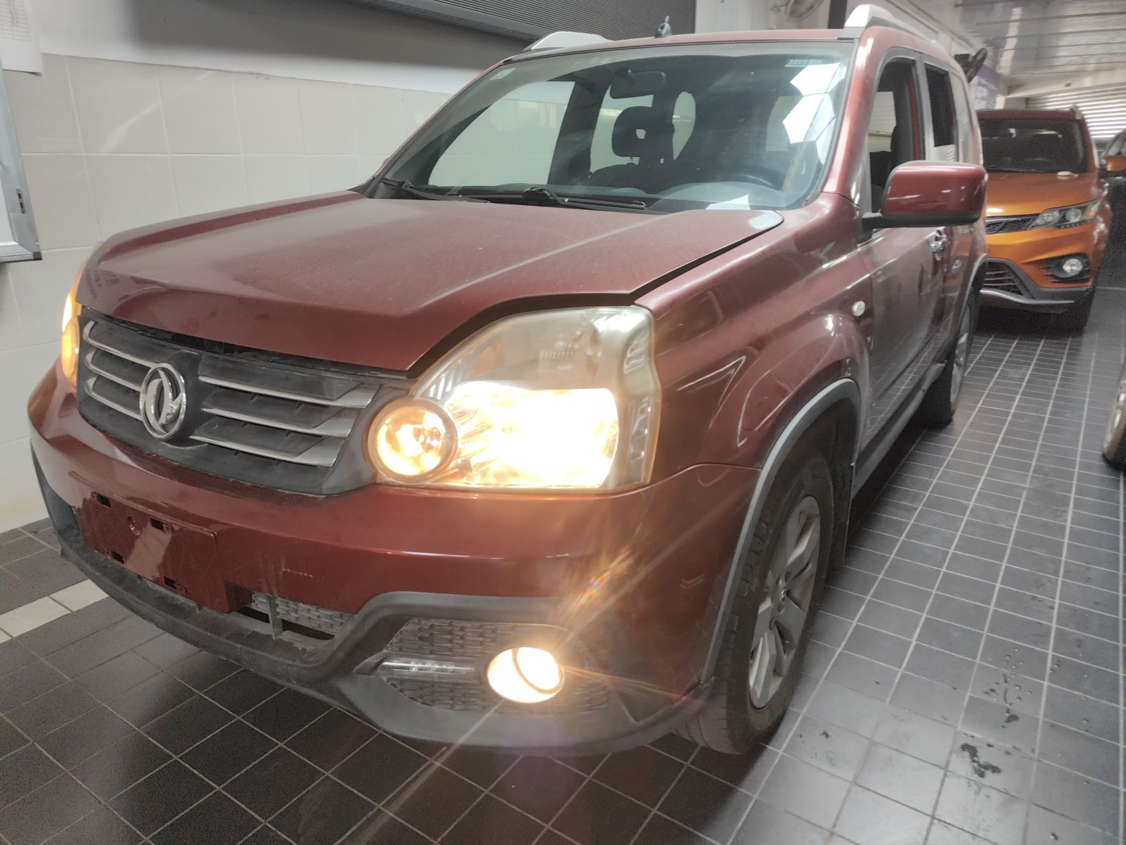 تحت مقدمة السيارة