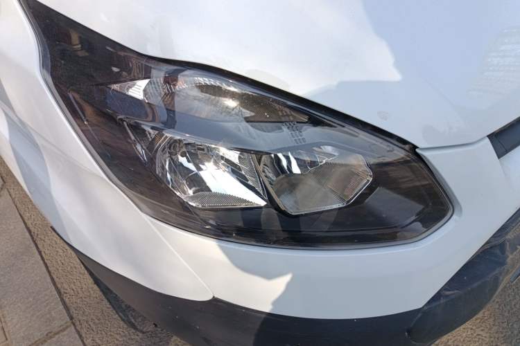 Used Ford Transit 2020 2.0T Diesel Multi-Function Commercial Vehicle Mid-Chassis Low-Roof Design with Dual Rear Doors Meeting China VI Emission Standards
