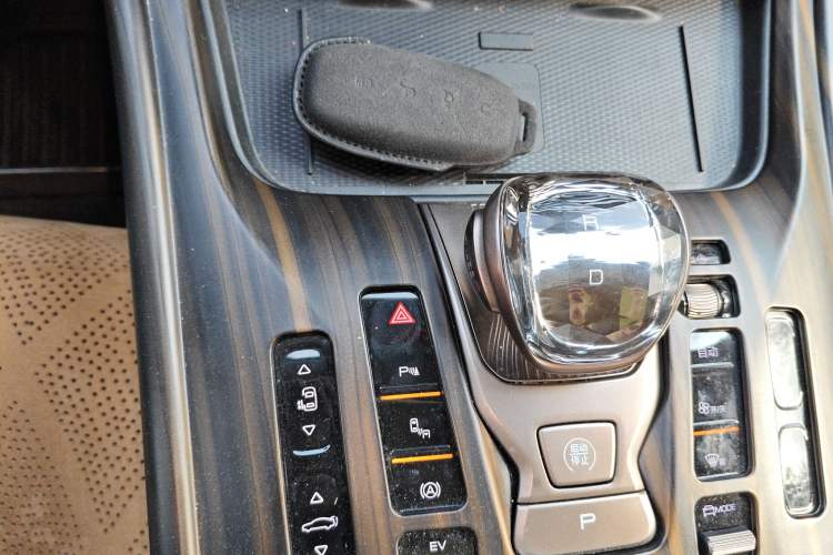 Used Denza D9 2022 DM-i 1040 Prestige Model Gear Lever