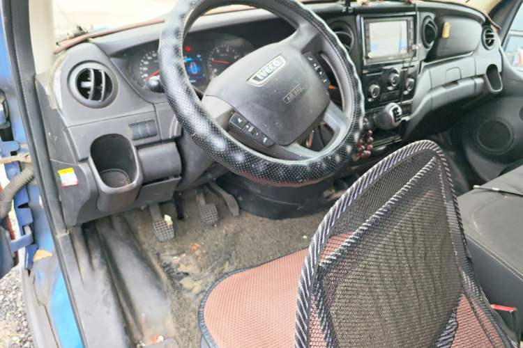 Used Iveco Eurocargo 2018 2.3T Short-Wheelbase Low-Roof Multi-Purpose Van with Side Sliding Door F1A