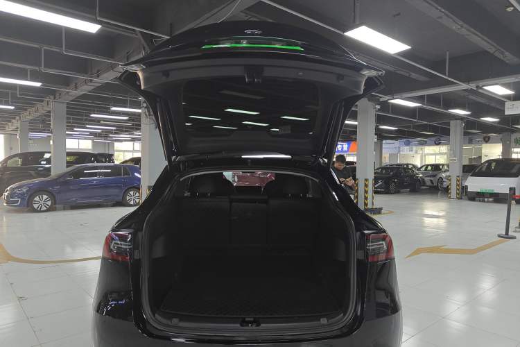 Used Tesla Model Y 2023 Rear-Wheel-Drive Version Trunk