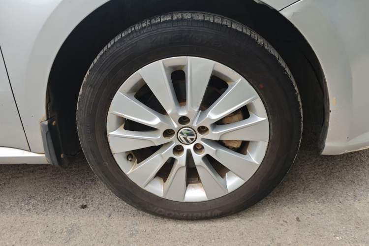 Used Volkswagen Lavida 2013 Restyled Classic 1.6L Automatic Comfort Edition Right Front Wheel Hub