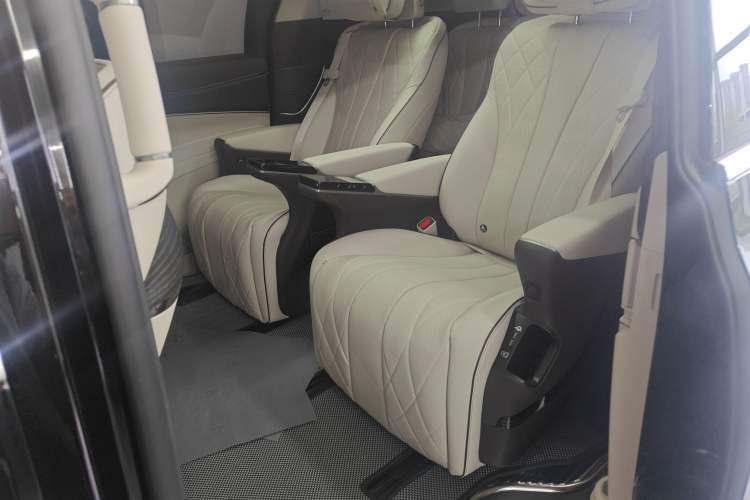 Used Denza D9 2024 DM-i 980 Four-Wheel Drive Prestige Model Left Rear Seat