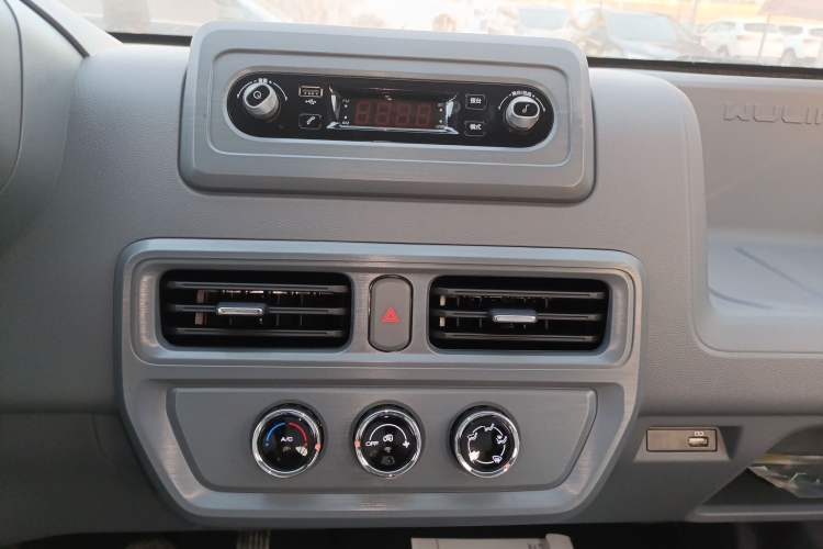 Used Wuling Yangguang 2025 Model 400km Bus Edition—Comfort Edition