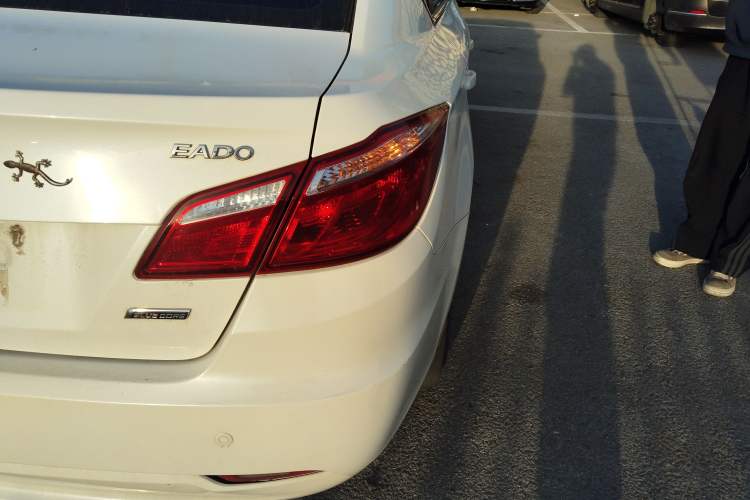 Used CHANGAN Eado 2015 1.6L Manual Luxury Model China V Standard Exterior 3