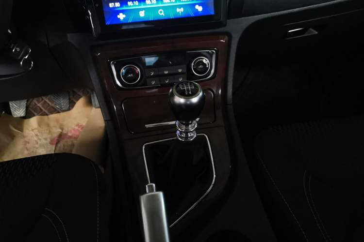 Used Zotye T600 2016 1.5T Manual Elite Edition Gear Lever