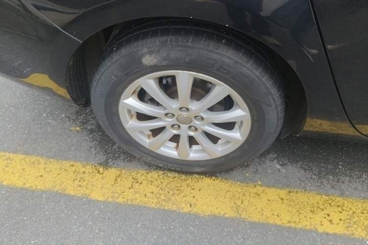 Used Buick GT 2013 GT 1.6L Automatic Comfort Edition Right Front Wheel Hub