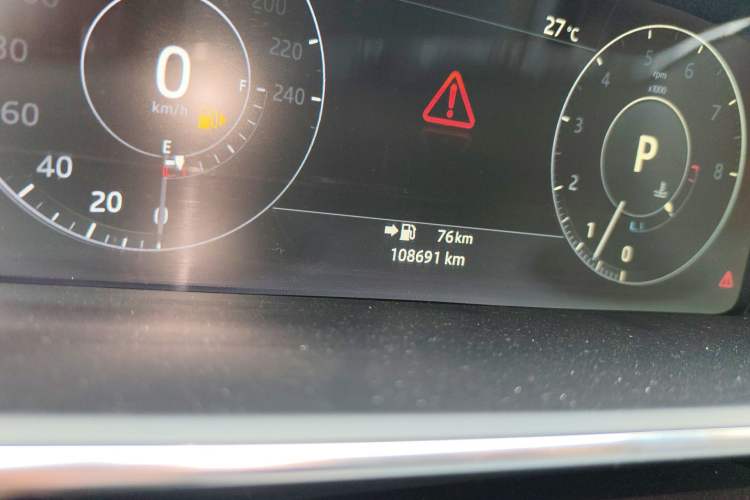 Used Land Rover Range 2017 3.0 SC V6 Vogue Extended Version Odometer Close Up