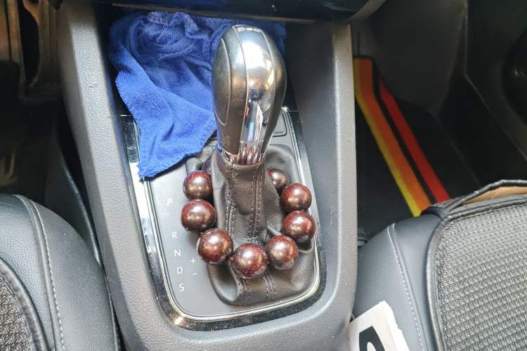 Used Volkswagen Sagitar 2017 230TSI Automatic Comfort Version Gear Lever