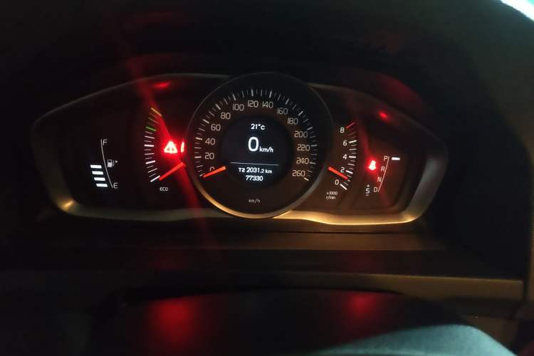 Used Volvo S60 2014 S60L 2.0T Zhiyuan Edition Odometer Close Up