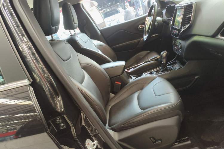 Used Jeep Cherokee 2019 2.0T Two-Wheel Drive Smart Enjoyment Version China VI