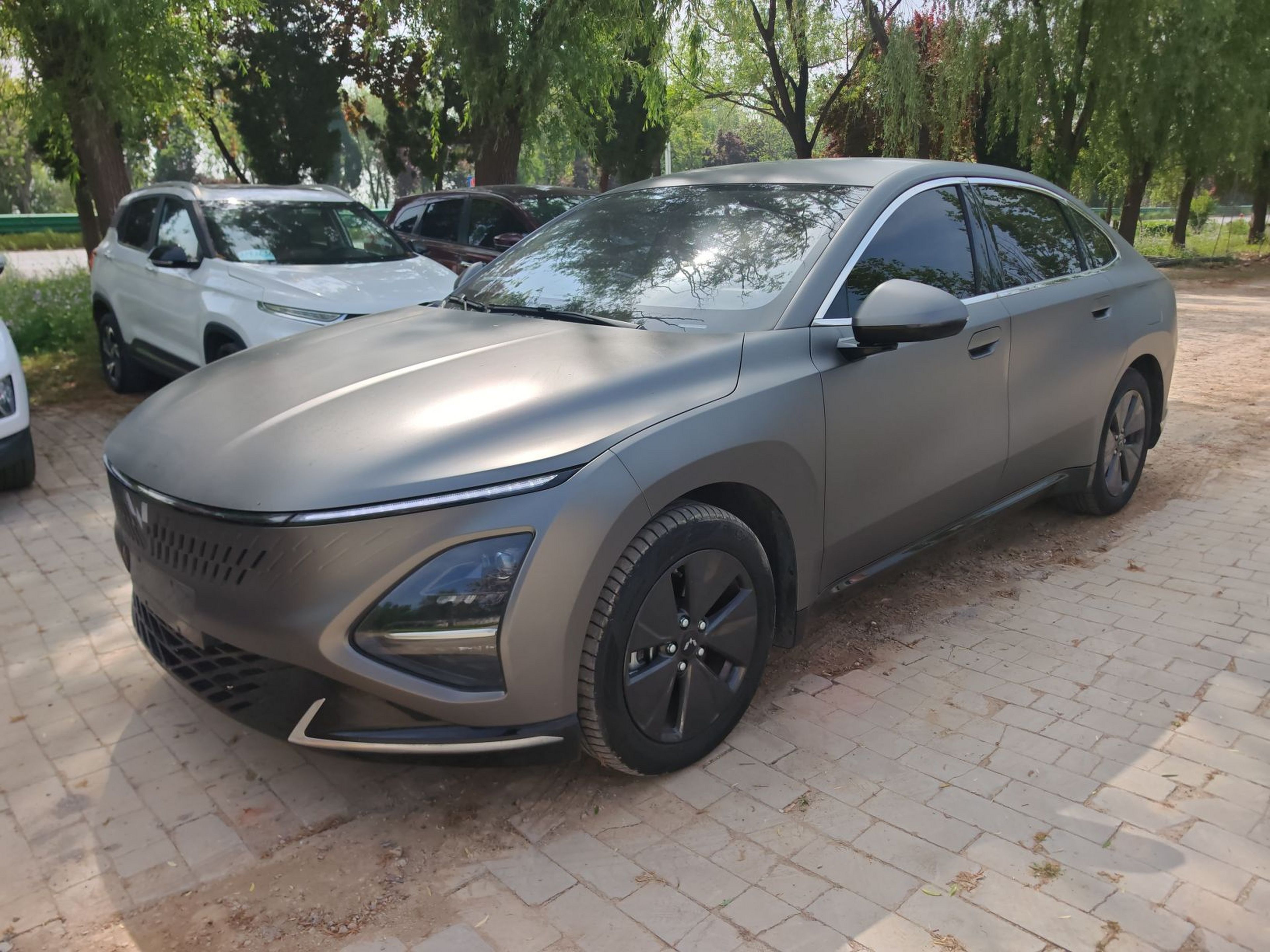 Под передней частью автомобиля