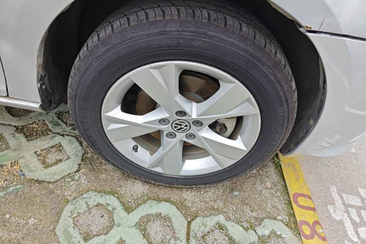 Used Volkswagen Bora 2014 1.6L Automatic Comfort Model Right Front Wheel Hub