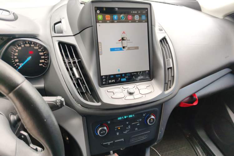 Used Ford Kuga 2017 EcoBoost 180 Two-Wheel-Drive Platinum Edition Audio And AC Panel