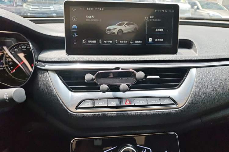 Used Hongqi H5 2022 Classic Model 1.8T Automatic Smart Connect Flagship Edition Audio And AC Panel