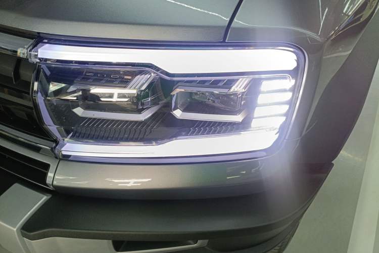 Used Formula Leopard Leopard 5 2023 Navigator Edition
