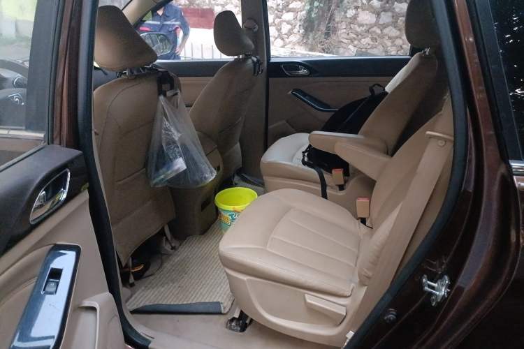 Used Baojun 730 2014 1.5L manual Comfort ESP version 7 seats Left Rear Seat