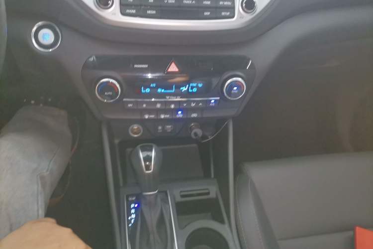 Used Hyundai Tucson 2018 1.6T Dual-Clutch Two-Wheel Drive 15th Anniversary Special Edition Gear Lever