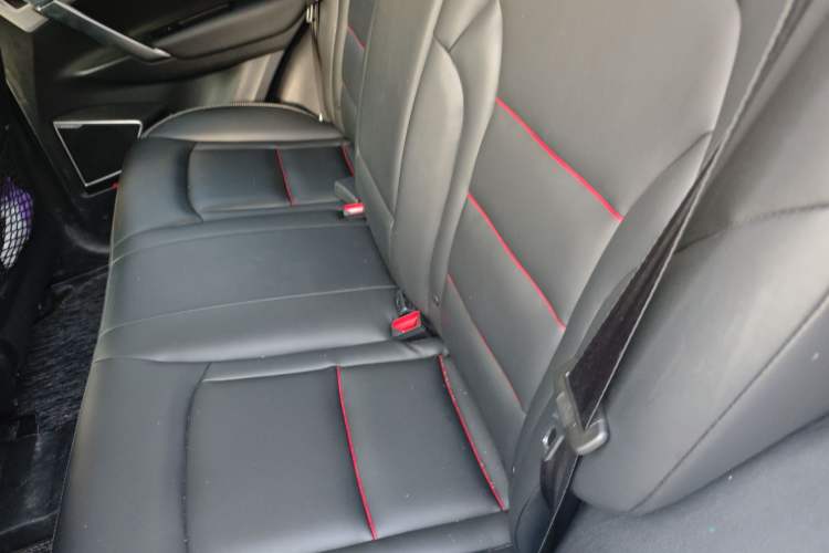 Used Geely Auto Emgrand X7 Sport 2018 1.8TD Automatic Two-Wheel Drive Smart 4G Connected Version Left Rear Seat