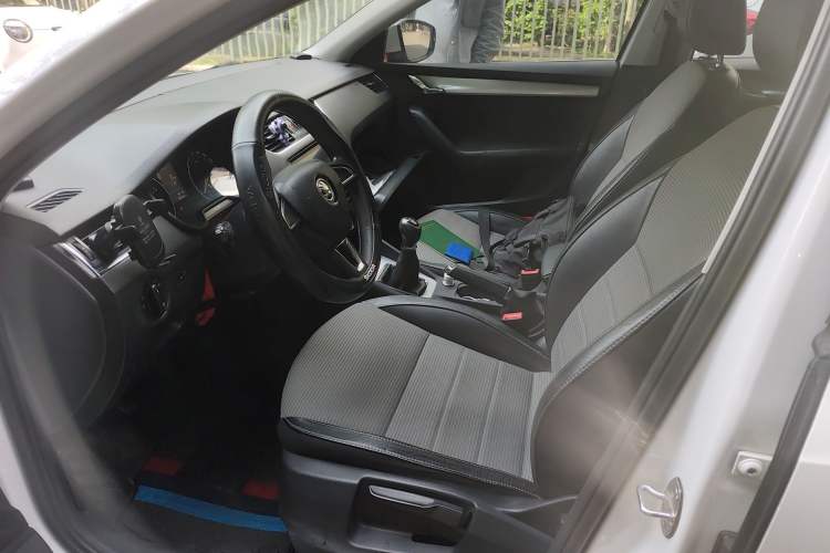 Used Skoda Octavia 2017 1.6L Manual Front-Wheel-Drive Version Left Front Seat