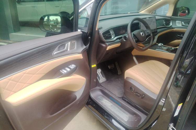 Used Denza D9 2025 DM-i Intelligent Drive 1020 Four-Wheel Drive Flagship Model Driver Seat