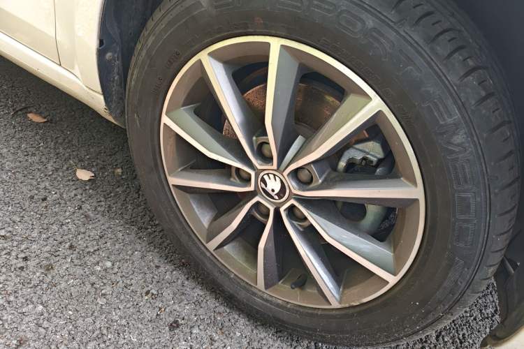 Used Skoda Octavia 2017 1.6L Automatic Chuanxing Edition Right Front Wheel Hub