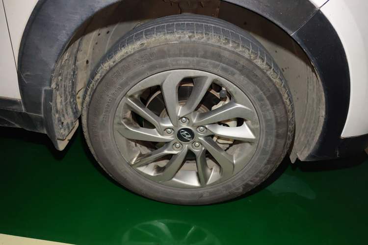 Used Hyundai Tucson 2015 1.6T Dual-Clutch Two-Wheel-Drive Smart Model Right Front Wheel Hub