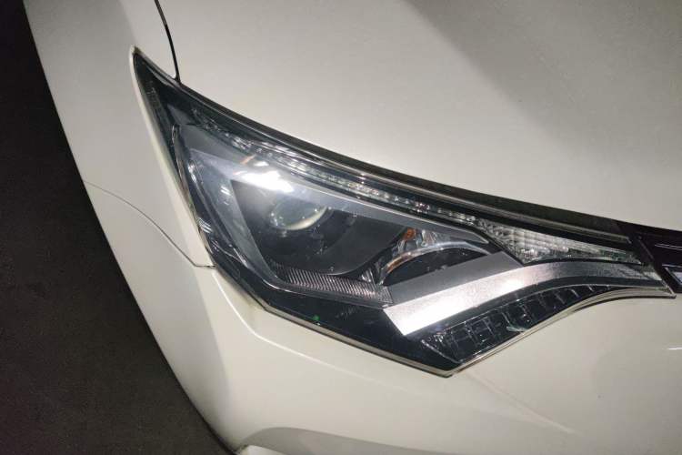 Used Toyota RAV4 2016 2.0L CVT Two-Wheel Drive Fashion Edition China V Standard Right Front Headlight