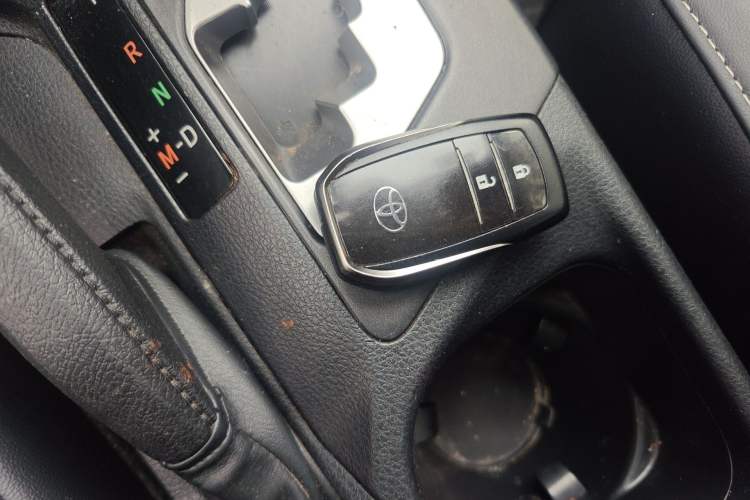 Used Toyota RAV4 2016 2.0L CVT Two-Wheel Drive Smart Edition China V Standard Vehicle Key