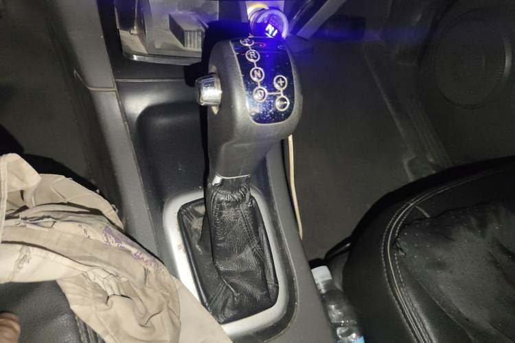 Used Dongfeng Shuaike 2012 2.0L Automatic Luxury 7-Seater Gear Lever