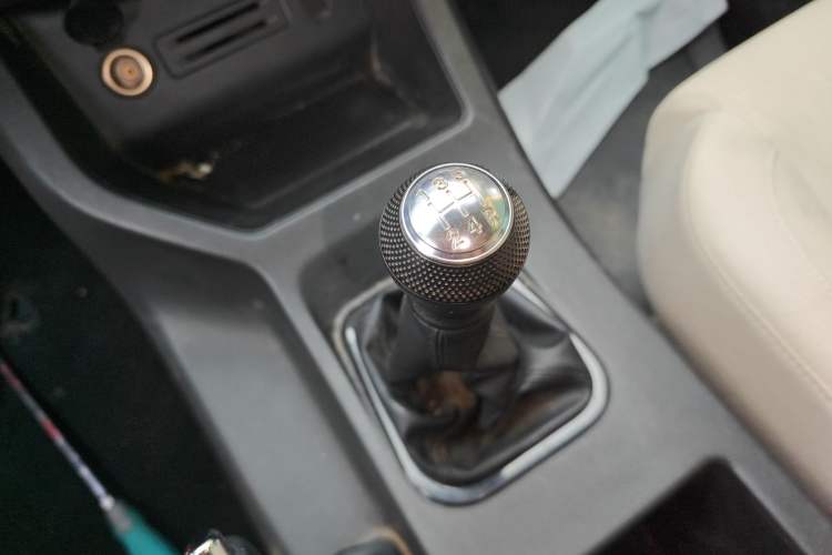 Used FORTHING Lingzhi 2022 M5 1.6L Practical 7-Seater Gear Lever