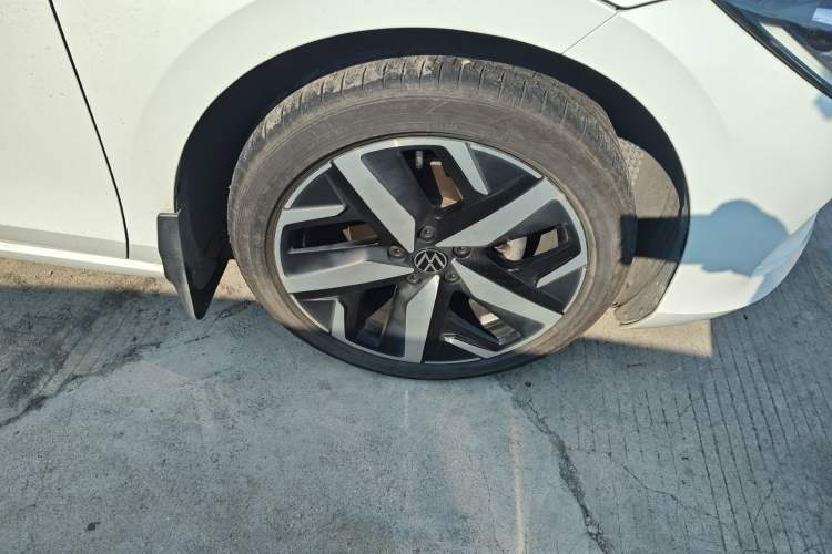 Used Volkswagen Lamando 2025 Lavida L 280TSI DSG Cool & Spicy Edition Right Front Wheel Hub