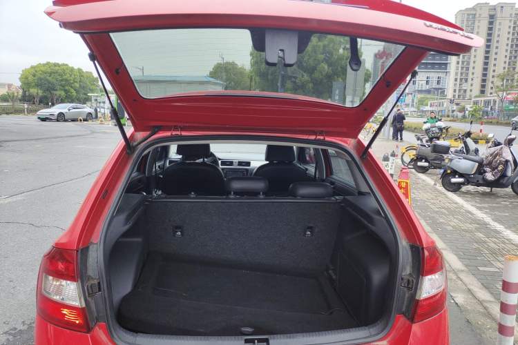 Used Skoda Rapid Spaceback 2014 1.6L Automatic Enjoyment Edition Trunk