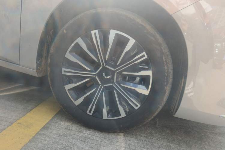 Used Wuling Starlight 730 2025 Model Pure Electric 500km Luxury Edition
