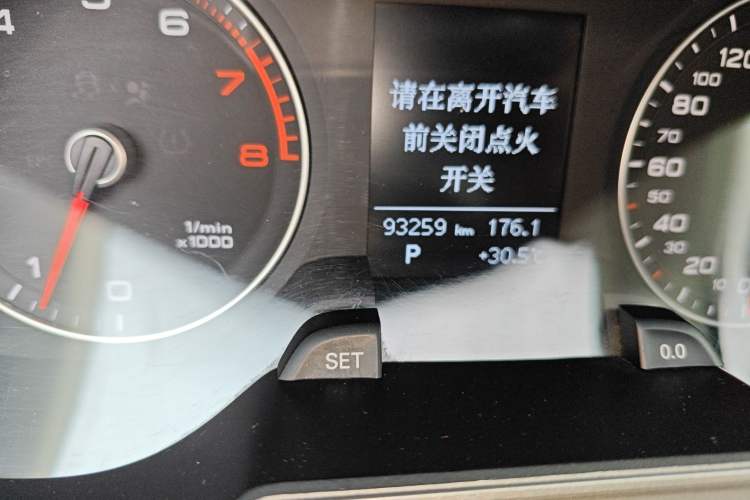 Used Audi A4L 2016 35 TFSI Automatic Comfort Model Odometer Close Up