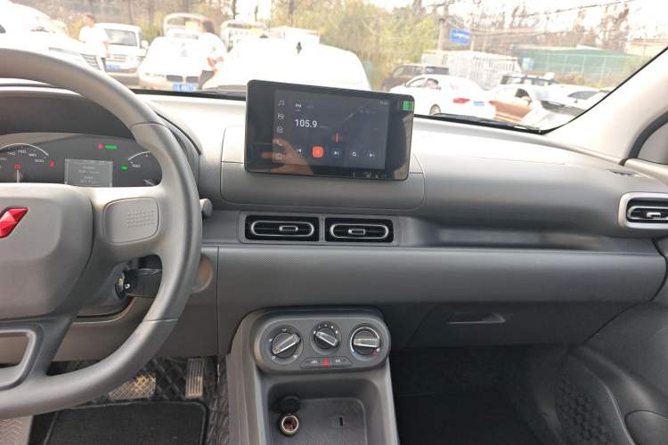 Used Wuling Hongguang New Energy 2025 Extended-Range Hybrid 50KM Comfort Version Audio And AC Panel