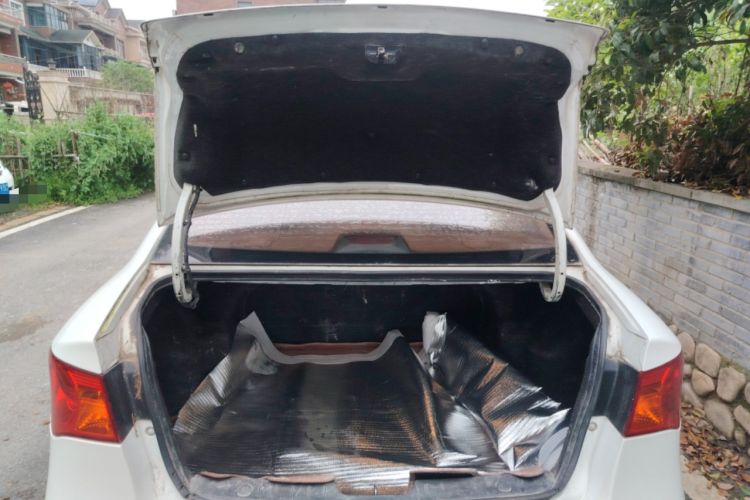 Used Roewe 350 2015 1.5L Automatic Luxury Sunroof Edition Trunk