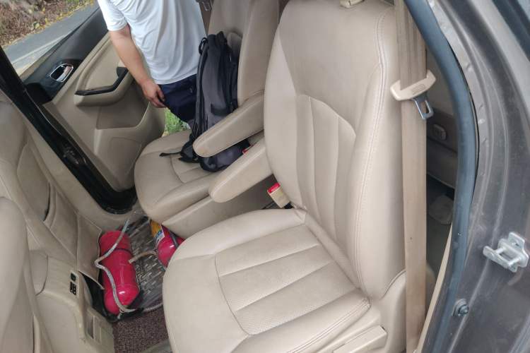 Used Baojun 730 2014 1.5L manual Comfort ESP version 7 seats Left Rear Seat