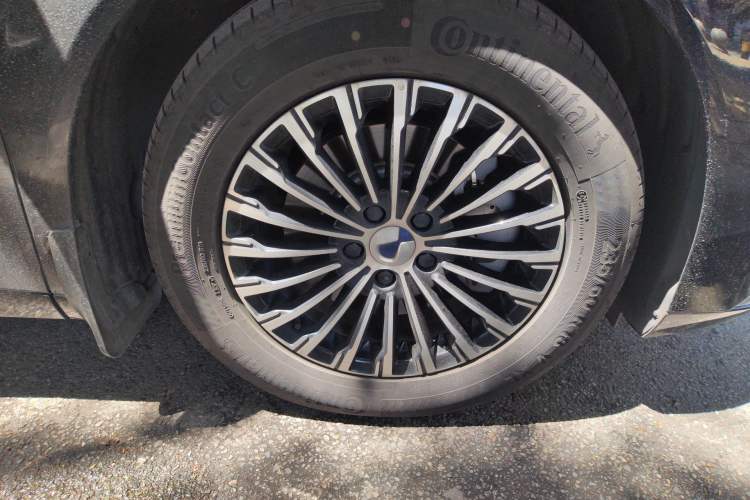 Used Denza D9 2024 EV 620 Premium Model Right Front Wheel Hub