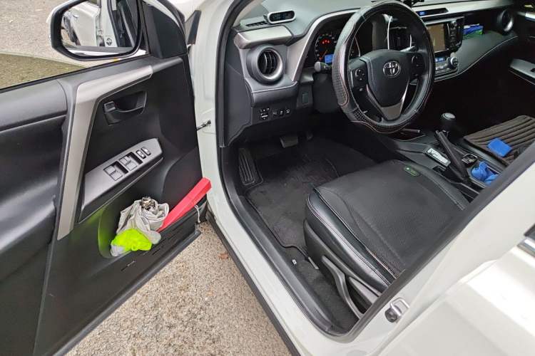 Used Toyota RAV4 2016 2.0L CVT Two-Wheel Drive Fashion Edition China V Standard Driver Seat