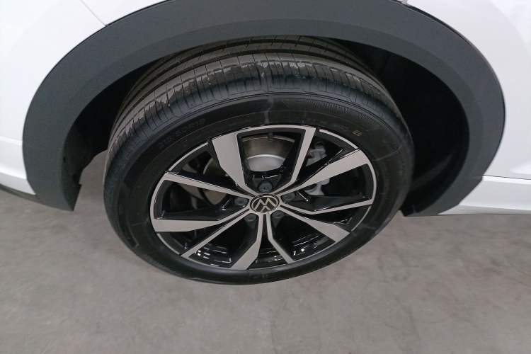 Used Volkswagen T-ROC 2025 Facelift Model 2 300TSI DSG Two-Wheel Drive Chenguang Edition Exterior 5