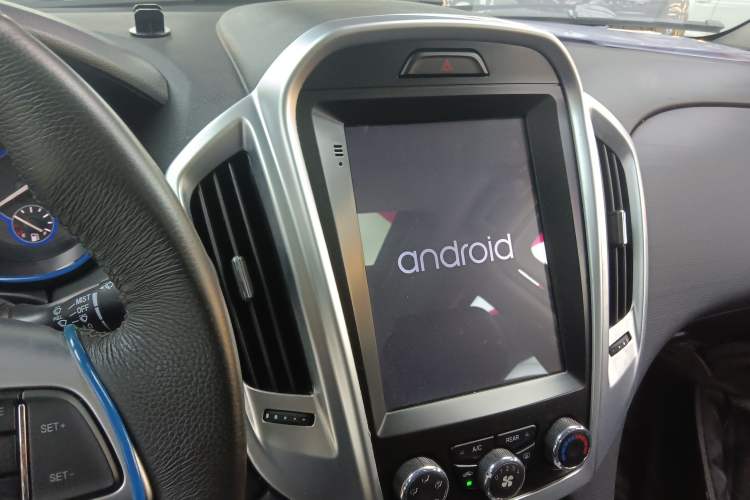 Used JMC Yusheng S350 2013 2.4T Automatic 2WD Diesel Ultra-Luxury 7-Seater
