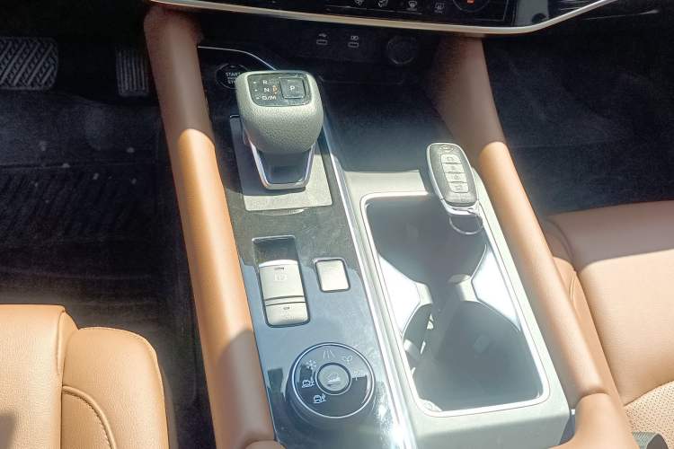 Used Nissan Pathfinder 2024 380 VC-TURBO Four-Wheel Drive Intelligent Driving Version 6 Seats Gear Lever