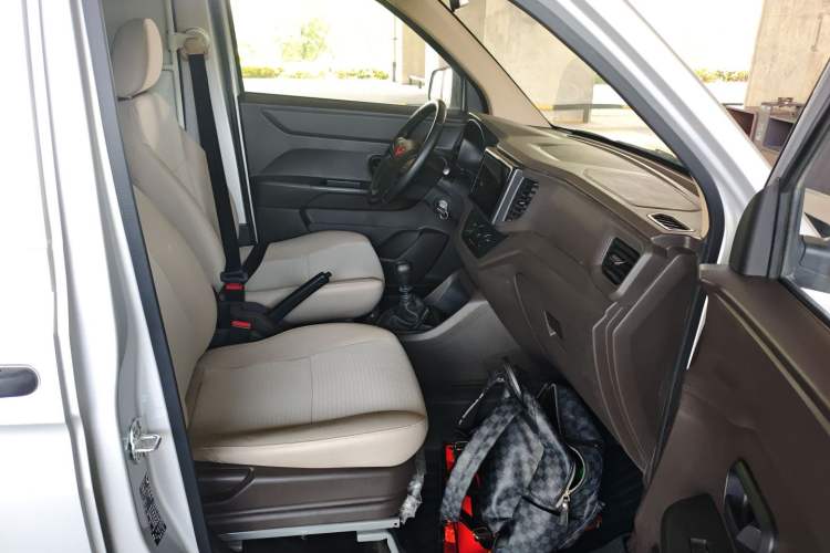 Used Wuling Hongguang V 2022 1.5L Jingqu Edition Enclosed-Window Vehicle with Electric Power Steering LAR Right Front Seat