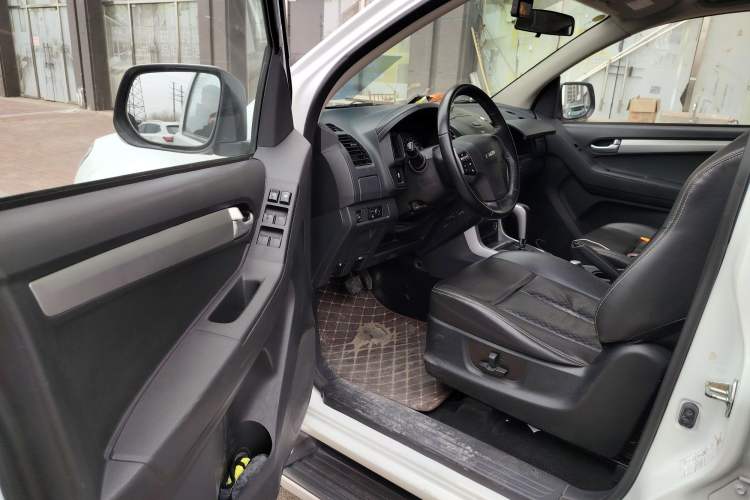 Used Isuzu D-MAX 2015 2.5T Four-Wheel Drive Automatic Ultra-Luxury Version 4JK1 Interior 3