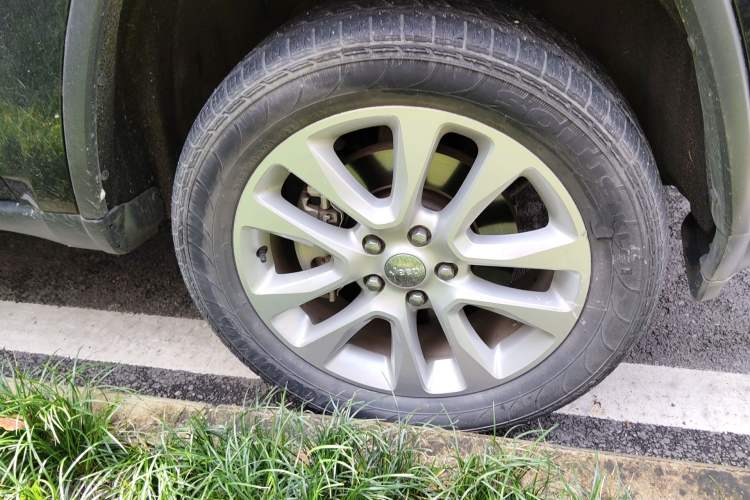 Used Jeep Grand Cherokee 2016 3.0L Elite Navigation Edition Right Front Wheel Hub